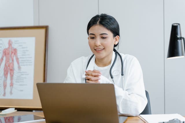Give access to top-tier Chinese Medicine online Benefit from expert doctors, personalized herbal treatment, and tailored lifestyle/dietary advice for individualized root cause solutions.